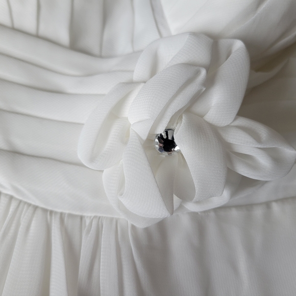 NWT Size 2 Wedding Gown. Can be worn strapless or with straps. Chiffon Shawl inc - Picture 11 of 12